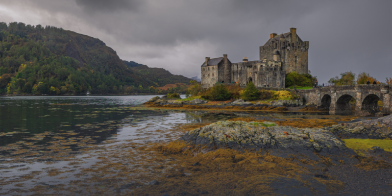 De Geschiedenis van Whisky: Van middeleeuwse monniken tot moderne meesterwerken