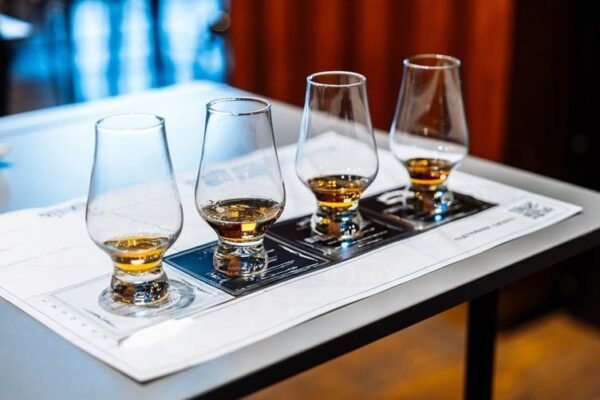 Wat Is Whisky? Een Complete Gids Voor Beginners En Liefhebbers Four Glasses Of Whisky On A White Countertop