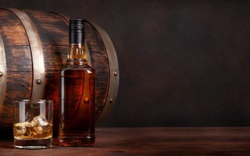 De Geschiedenis van Whisky: Van middeleeuwse monniken tot moderne meesterwerken