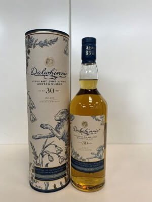 Foto van whiskyfles op een schoon oppervlak