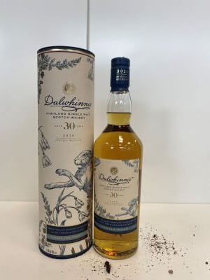 Foto van whiskyfles op een vies oppervlak