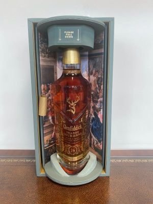 Vooraanzicht van open whiskyverpakking, fles zichtbaar